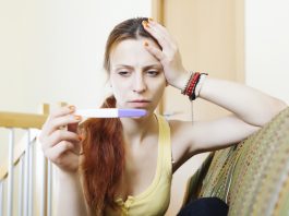 Blodprøven for hcg var lav, og jeg har nu brunligt udflåd. Er jeg mon gravid?