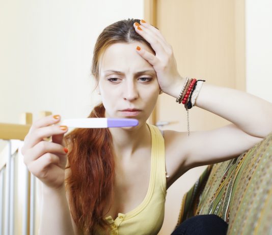 Blodprøven for hcg var lav, og jeg har nu brunligt udflåd. Er jeg mon gravid?