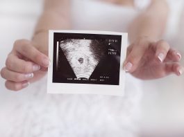 Bør man kunne se hjertet slå til en scanning i uge 6