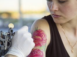 Er det farligt at få en tatovering mens man er gravid?