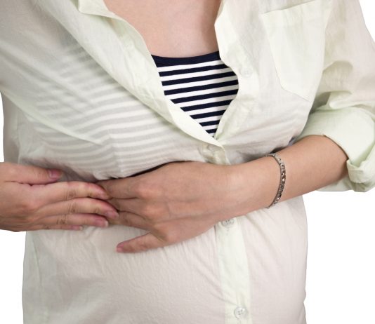 Er gravid med en svie og brændende fornemmelse ved mine ribben. Er det barnet?