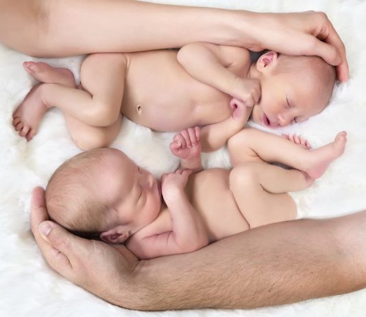 Er der større risiko for abort og komplikationer hvis man venter tvillinger?