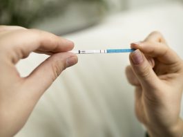 Kan jeg være gravid udenfor livmoderen? Graviditetstestene er lidt positive?