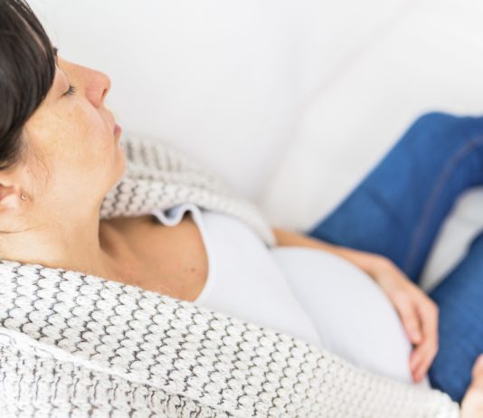 Hvor kraftige kan slag i maven være når man er gravid, før de skader? Hvor kraftige slag i maven skal der til når man er gravid, før det kan skade barnet?