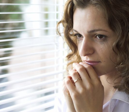 Jeg er gravid i uge 6+6 og har lige opdaget blod på toiletpapiret. Er der grund til panik?