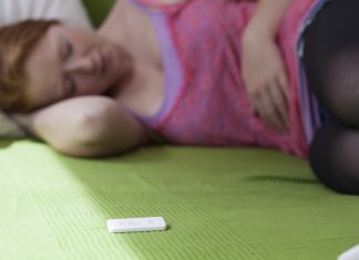 Jeg har kun brunt/sort blødning ved mensturation. Kan jeg være gravid?