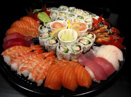 Kan du fortælle mig om gravide må spise sushi og skaldyr?