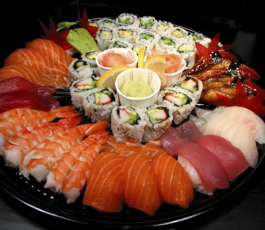 Kan du fortælle mig om gravide må spise sushi og skaldyr?