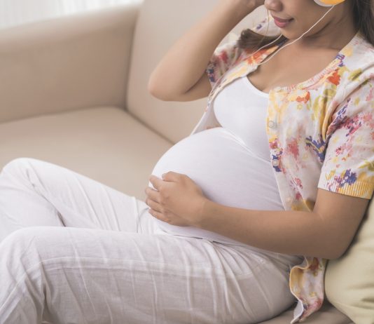 Kan fostret tage skade af høj musik når det er i 4-6 timer af gangen?