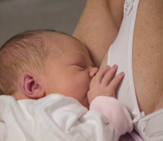 Kan kvinder der aldrig har født amme et barn?